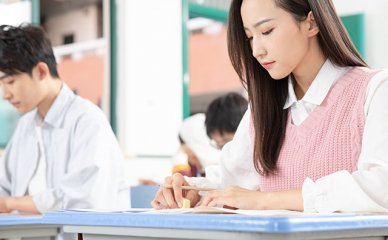 大学生当兵2年退伍能给多少钱(大学生当兵2年退伍能给多少钱一个月)