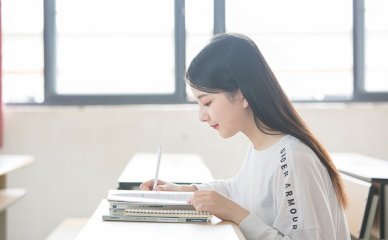 日本预科班一般几年？学费大概多少钱？(日本预科生学费)