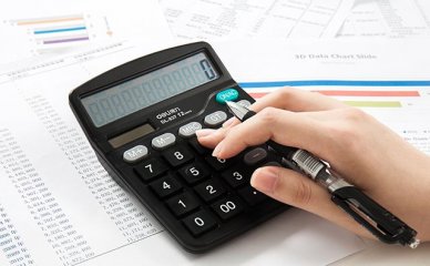 企业在向税务部门缴纳上期增值税时会计分录如何写(缴纳上期税款的会计分录)