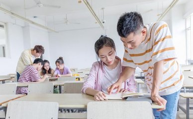 大学生期望的月薪是多少2023求职首选行业有哪些(当代大学生就业薪资期望)