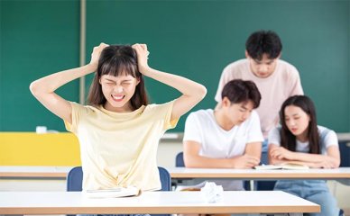 学生上网课家长要怎么做(学生上网课家长的感受)